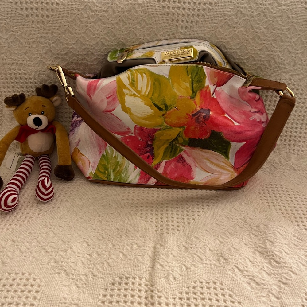 Valentina Floral beautiful purse, great for any occasion.